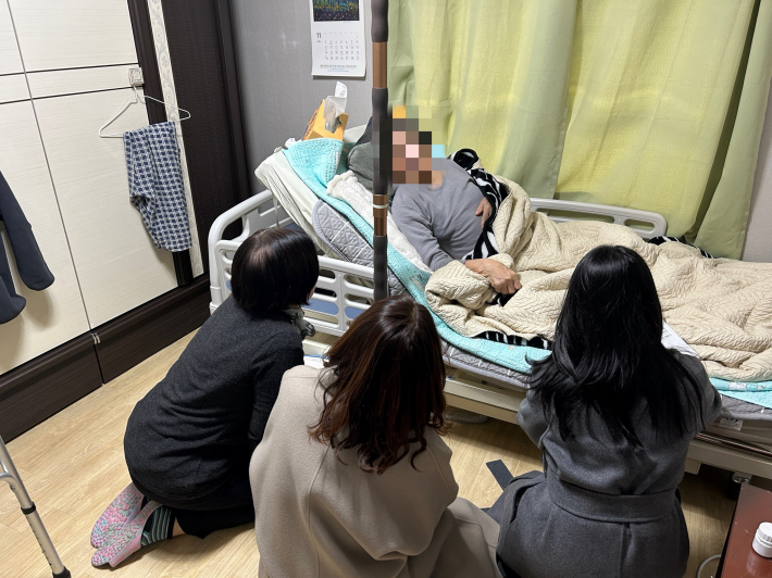 통합판정을 위해 건강보험공단과 행정복지센터가 협력하여 조사 및 상담을 하는 모습