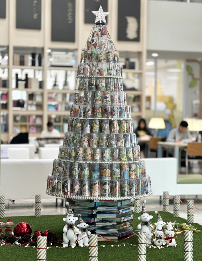 수원시 한림도서관 1층 로비에 설치된 업사이클링 작품 '빛으로 다시 태어난 동화트리'.  (사진제공 아친돌연구소)