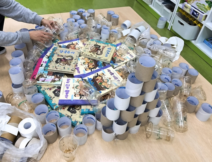 한림도서관 이용자들의 커피컵과 도서관 이용원이 모은 컵, 팝업북 제작 과정에서 나온 폐종이 등 전시의 주요 재료들. (사진제공 아친돌연구소)