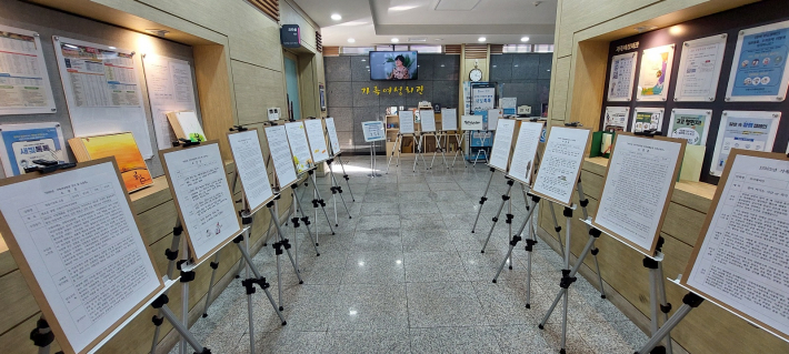 1층에 설치된 강사, 수강생, 동아리, 사회공헌단 소감 전시물