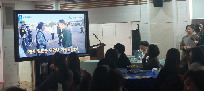 사업실적 영상 보고 장면