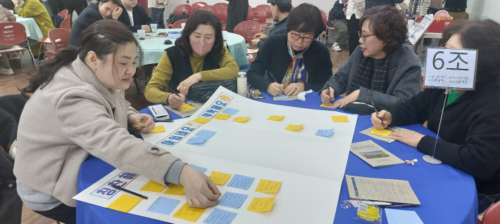 팔색조 교육지원팀 원탁토의 장면