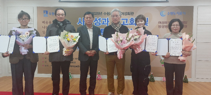 사장 감사장을 받은 5명의 우수강사. 가운데가 이영인 사장