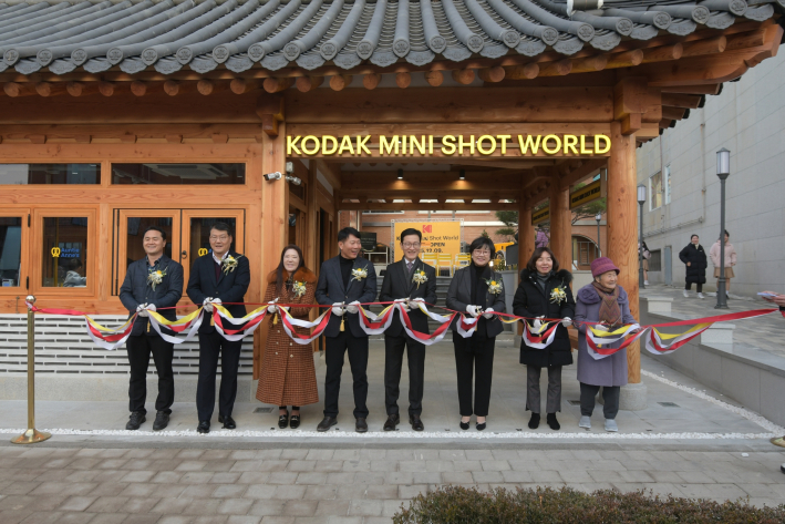 코닥 미니샷 월드 개관식 참석자들이 기념사진을 촬영하고 있다.