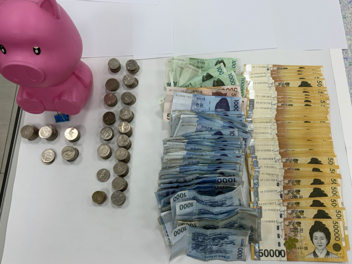 익명의 기부자가 5만원권과 지폐와 동전이 가득 담긴 저금통을 전달하였다