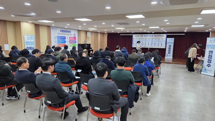 '12월 일자리 두드림 구인·구직의 날' 채용 행사를 찾은 구직자들.