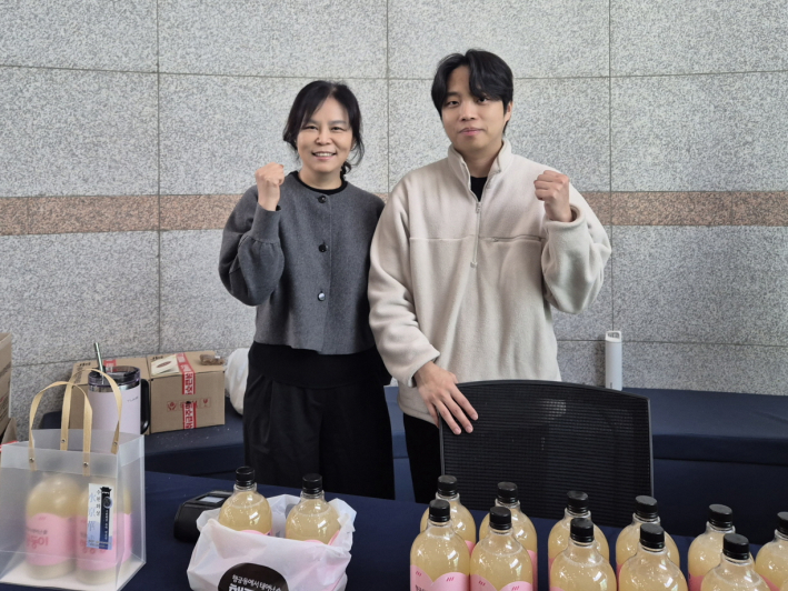 수원양조협동조합의 김미전 이사장과 김찬민 본부장.