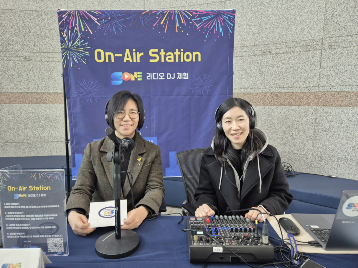 96.3MHz 라디오를 운영하는 매탄마을신문의 서지연 씨와 디제이 박은영 씨의 모습