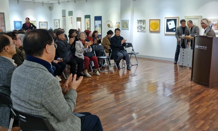 수원 미술협회 김대준 회장이 인사말을 하고 있다