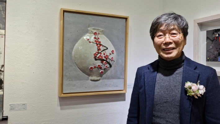 조진석 작가의 작품 '달항아리-꽃피우다' 앞에서 