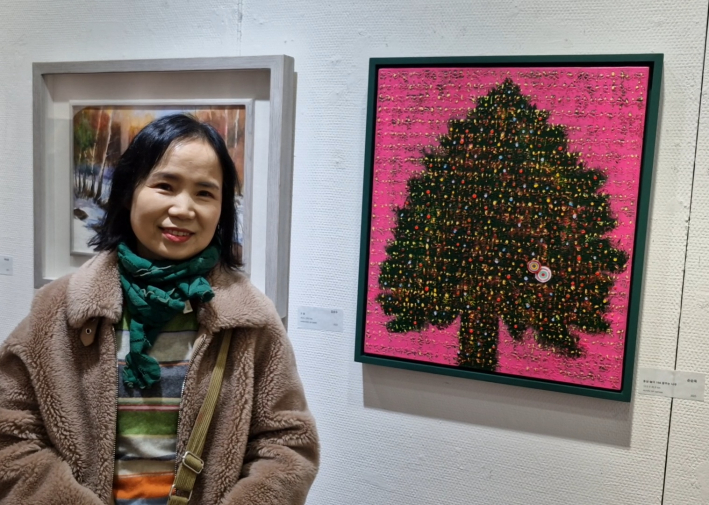 손순옥 작가의 '동심-놀다 156 꿈꾸는 나무' 앞에서