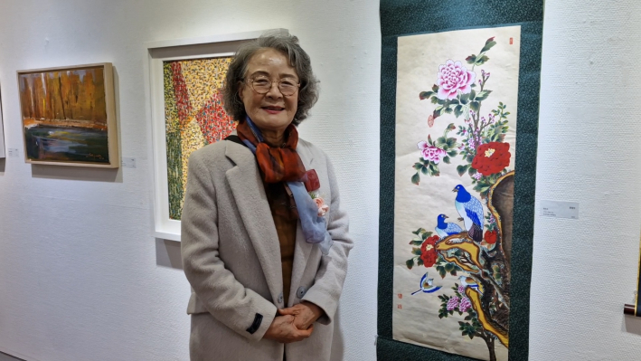 권청자 고문의 그림 화선지에 수묵채색으로 그린 '화조도 앞에서'