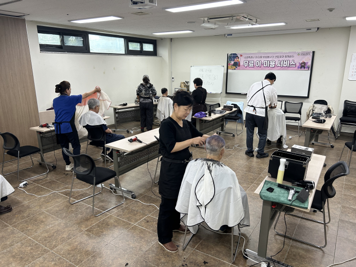 SK청솔노인복지관 이용 어르신들께 이미용서비스를 진행하고 있다.