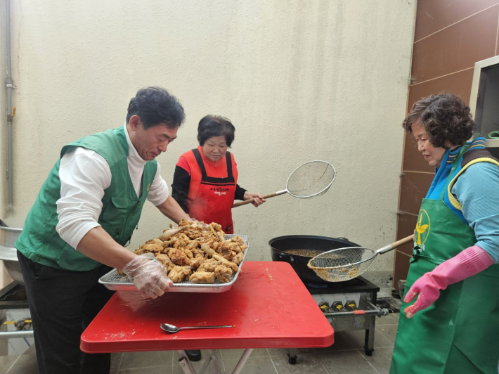 구운동 새마을부녀회에서 정성스레 반찬을 만들고 있는 모습