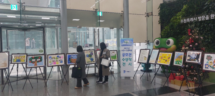 행사장 입구에 마련된 공모전 수상작 전시장