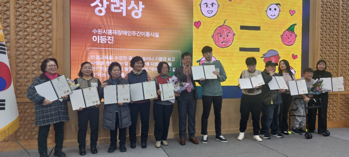 '2025 인권 작품 공모전' 수상자들이 수원특례시장 상장을 받았다.