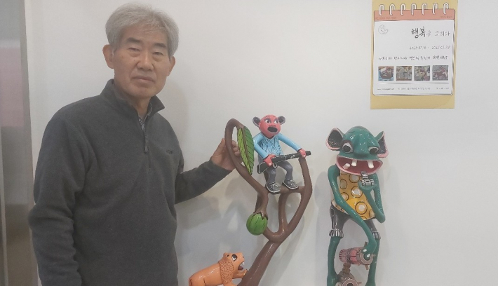 영선갤러리에서 김형진 대표가 포즈를 취했다.