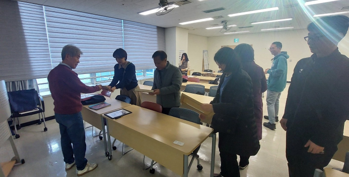 김형진 교수가 수업에 열심히 참여한 수강생에게 선물을 증정하고 있다.