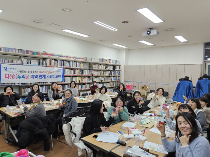 사진)이주민시정홍보단 '다누리꾼'이 지역연계 스터디투어에 참여하고 있다.    