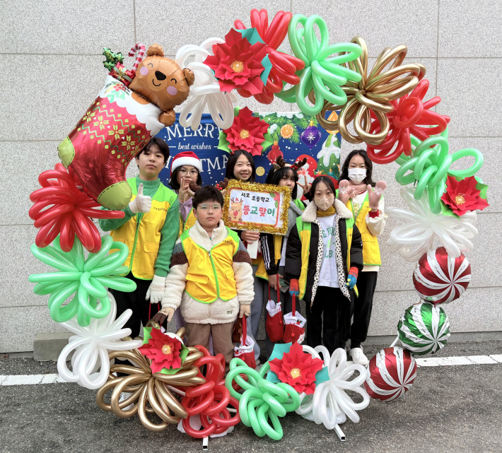 학부모회가 직접 제작한 포토존에서 추억을 남기는 통통봉사단 학생들