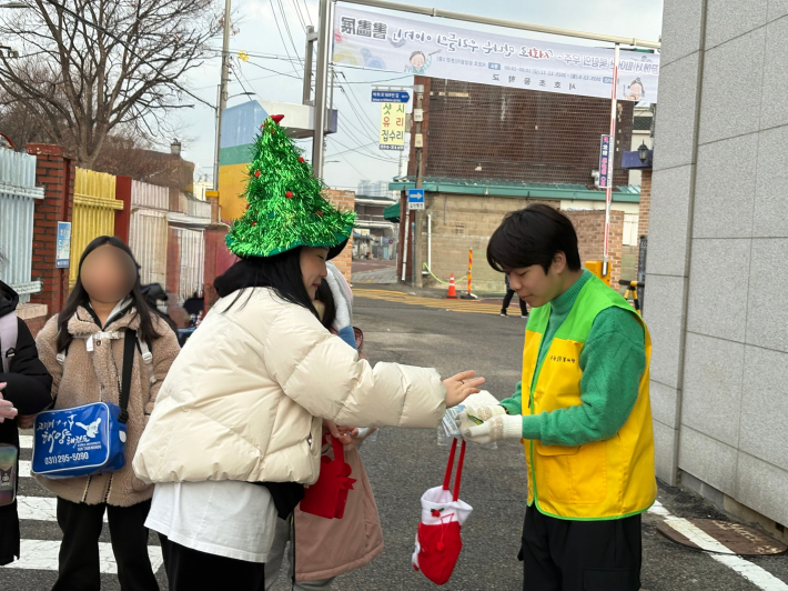 학생들에게 핫팩을 전달하며 따뜻한 응원의 마음을 전하는 학부모회와 통통봉사단