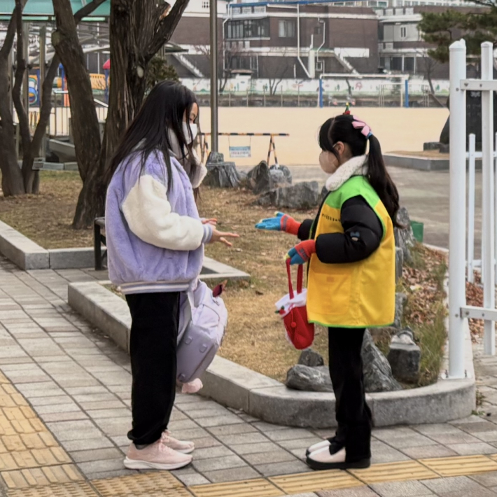 가위바위보 미션에 참여하며 소소한 즐거움을 나누는 학생들