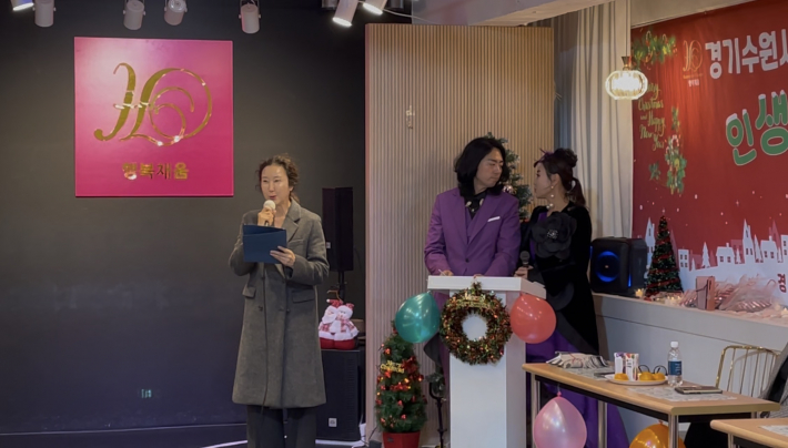 국제대 한설희 학과장이 시니어 모델들의 끈기와 도전을 격려하는 축사를 전하고 있다