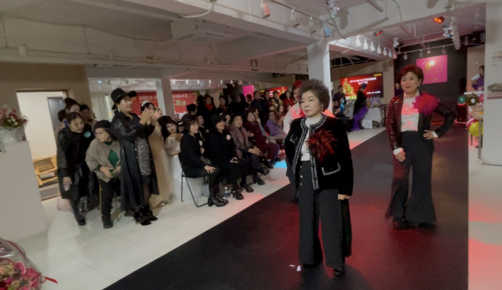 87세 권섭순 모델이 70+ 다시 '봄' 1팀과 함께 당당한 워킹을 선보이며 관객의 큰 박수를 받고 있다