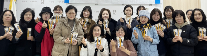 조원2동 통장협의회가 취학아동에게 전달할 입학 선물을 들고있다.