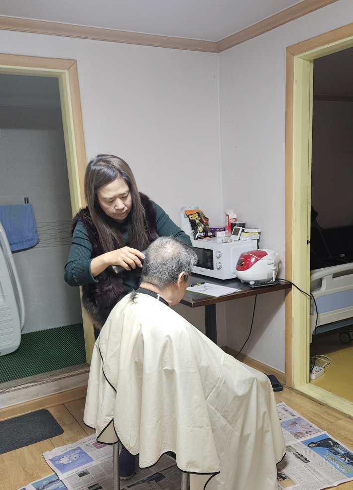 화서1동 어르신들을 위한 따뜻한 미용서비스 제공