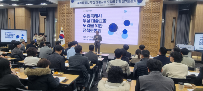 이재준 수원특례시장이 본격적인 시작에 앞서 인사말을 하고 있다. 