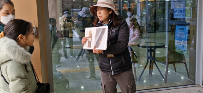 나무의 겨울 눈을 보여 주고 있는 해설사