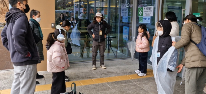 인사 소개를 한 후 몸 풀기를 준비하고 있다.