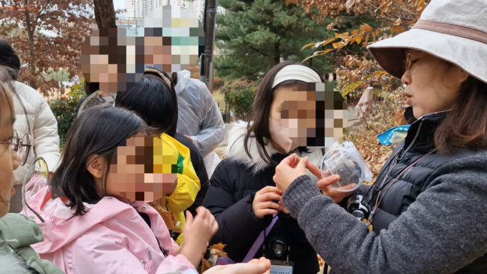 알집을 들고 관찰하고 있는 친구들