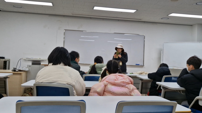 실내로 들어와서 봄을 기다리며 우리 가족의 꿈을 들어 보는 그림을 그리고 있다