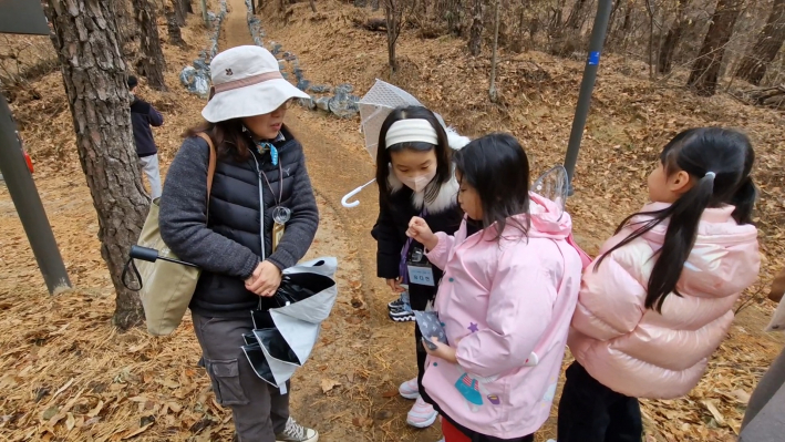 알에 구멍이 뚫려 벌써 알을 깨고 나간 압집을 관찰하고 있다
