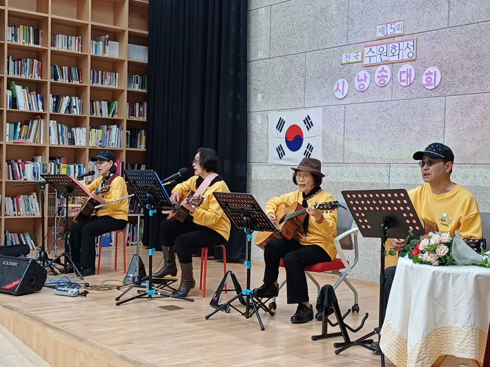 '다모아 통기타 연주단' 공연 전경