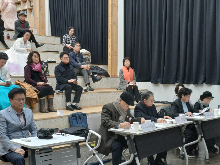 경연대회 심사 위원들의 엄숙한 모습