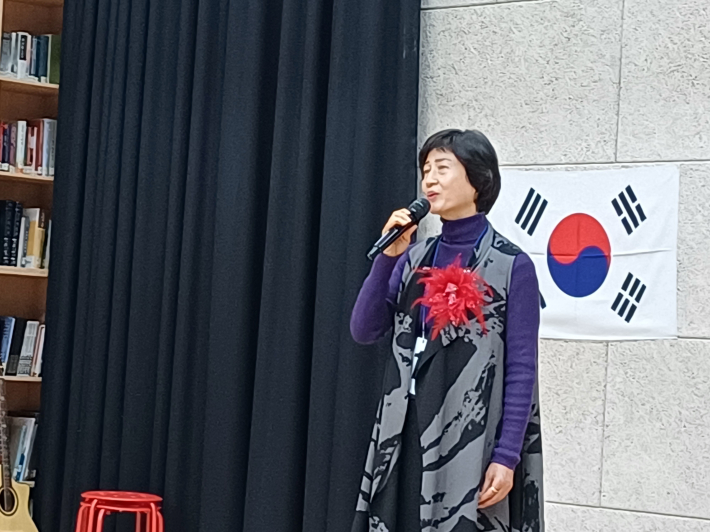 대상,최길순 씨 시 낭송 모습