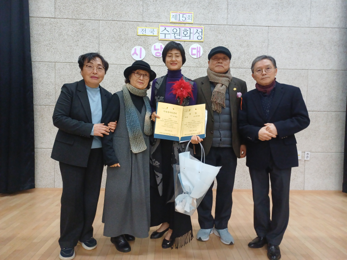 심사위원과 대상, 최길순 씨 기념사진