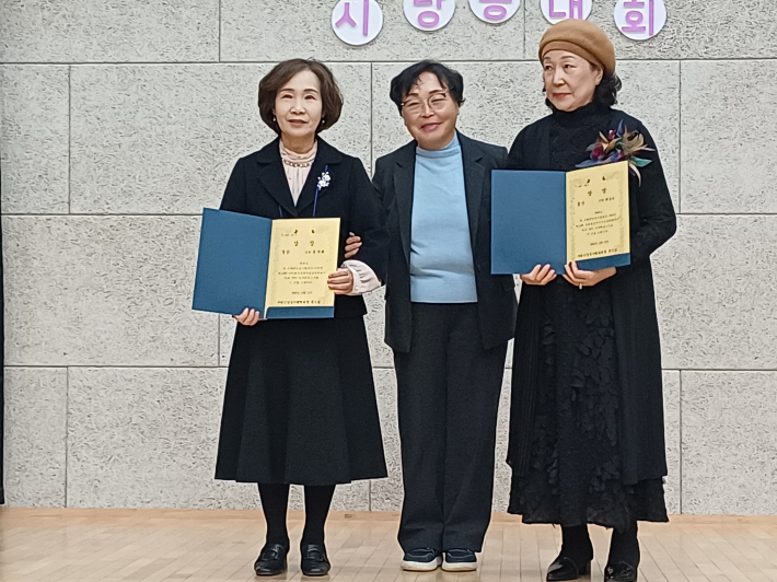 동상 기념사진(우로부터 박영복, 윤민희)