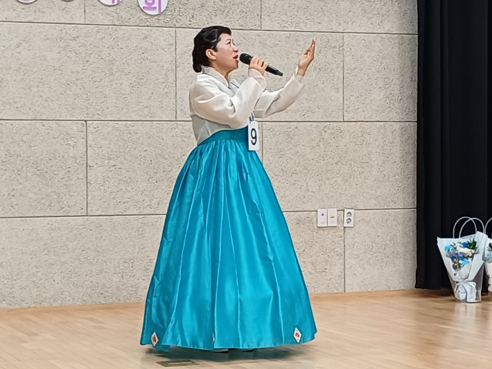 예쁜 한복을 입고 시 낭송하는 모습