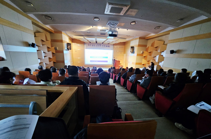 객석을 꽉 채운 시민들