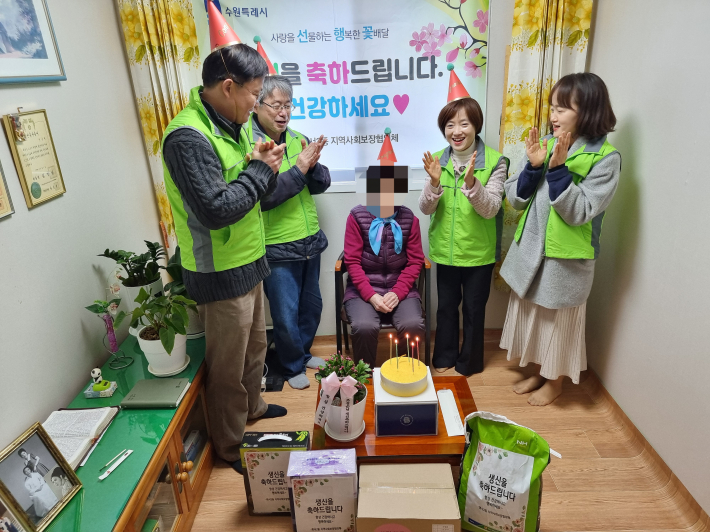 생신축하 방문 이어가는 화서2동 