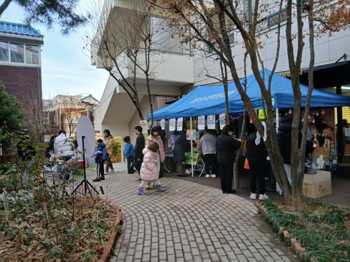 문고 앞에서 주민들이 다양한 이벤트를 즐기고 있다. 