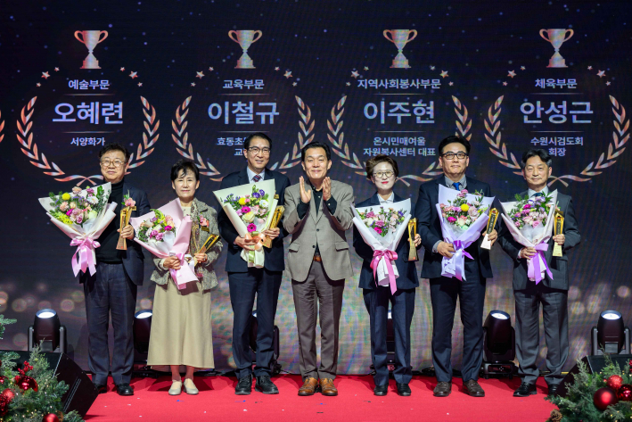 이재준 수원시장(가운데)과 수원시 문화상 수상자들이 함께하고 있다. 이주현 온시민 매여울자원봉사센터 대표(오른쪽부터) 안성근 수원시 검도회 회장, 최윤정 중부일보 대표이사, 이재준 시장, 이철규 효동초등학교 교장, 오혜련 서양화가, 김경환 성균관대학교 글로벌창업대학원 원장.