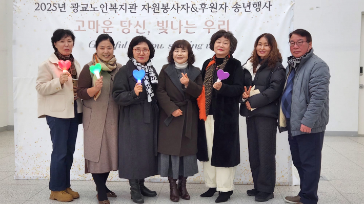 법문화 아카데미 여성회 자원봉사자들이 표토존에서 사진촬영을 하고 있다.