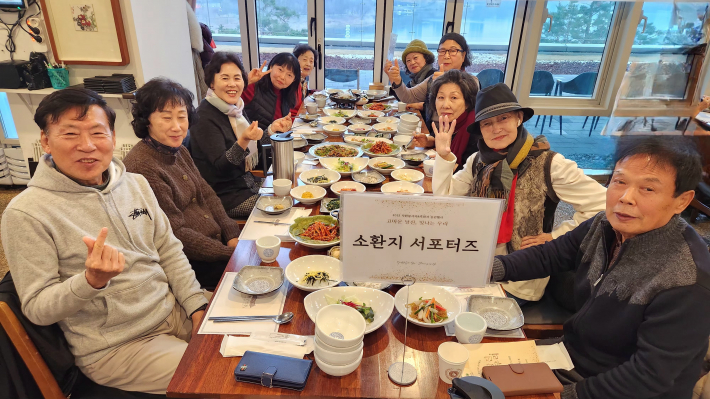 복지관 소환지(소중한 환경을 지키는) 서포터즈가 행궁정찬에서 식사를 하며 사진촬영을 하고 있다.