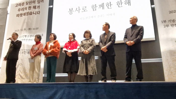 봉사단의 단장들의 인사 말씀을 하고 있다.