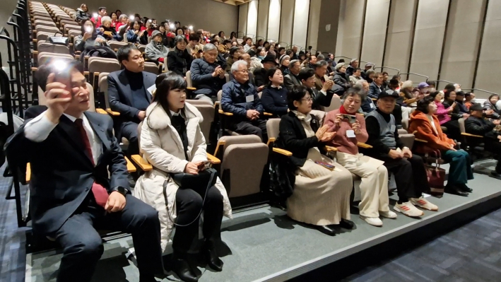 많은 관중이 한자리에서 축하연을 비치는 불꽃의 향연